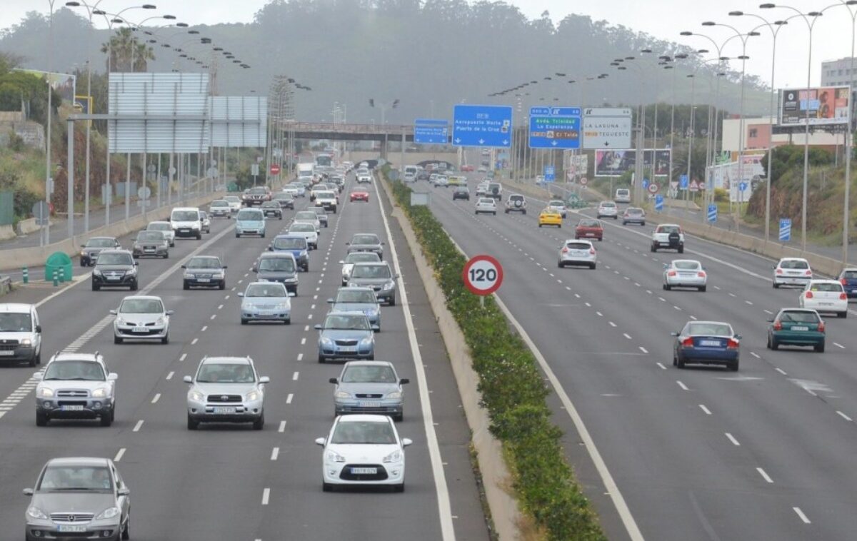 Una carretera con coches.