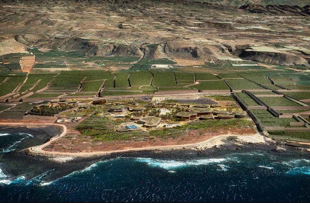 Un campo de tierra.