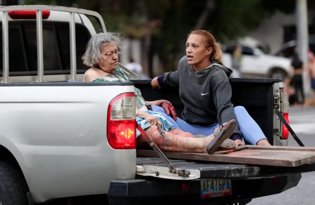 Una persona sentado en una camioneta.