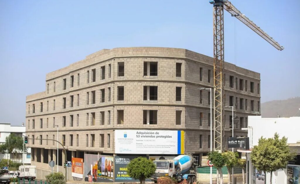 Edificio con letrero en la calle.