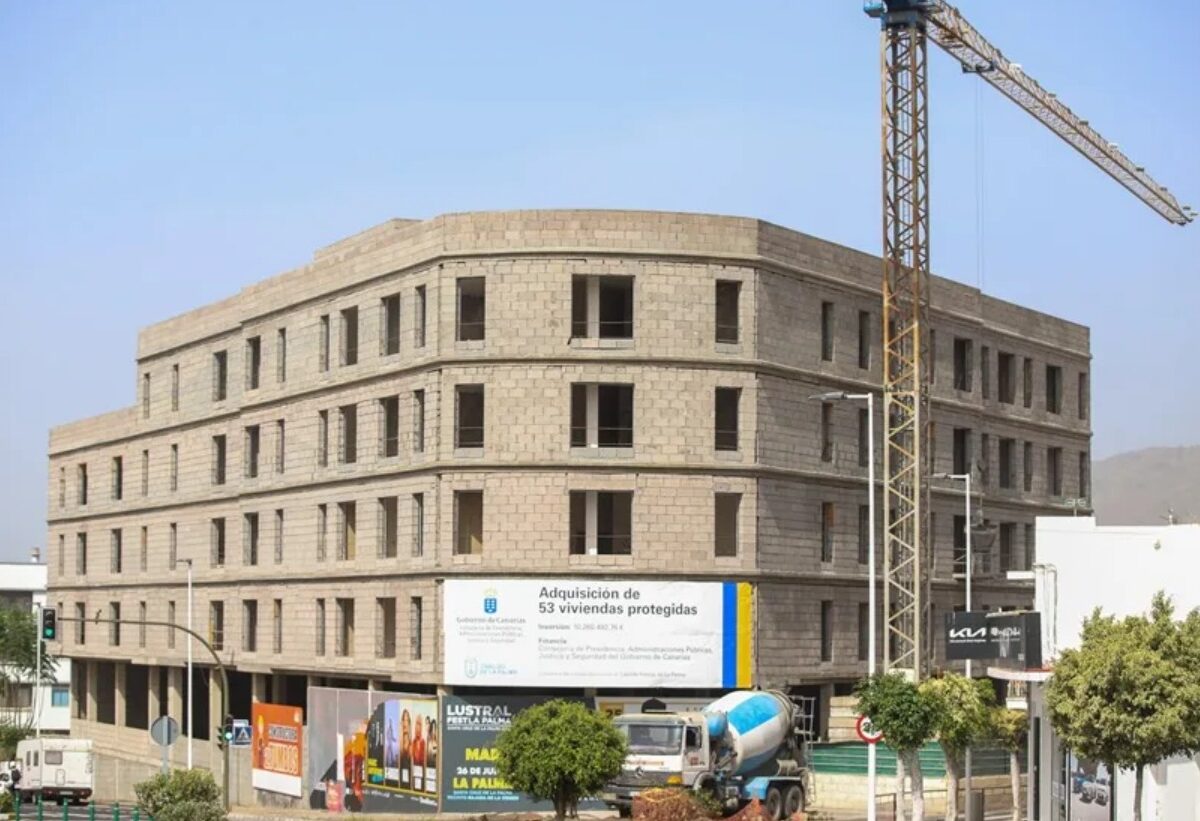 Edificio con letrero en la calle.