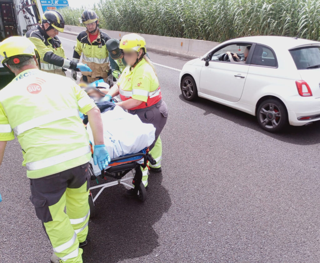 Un grupo de personas en motocicleta en la calle.