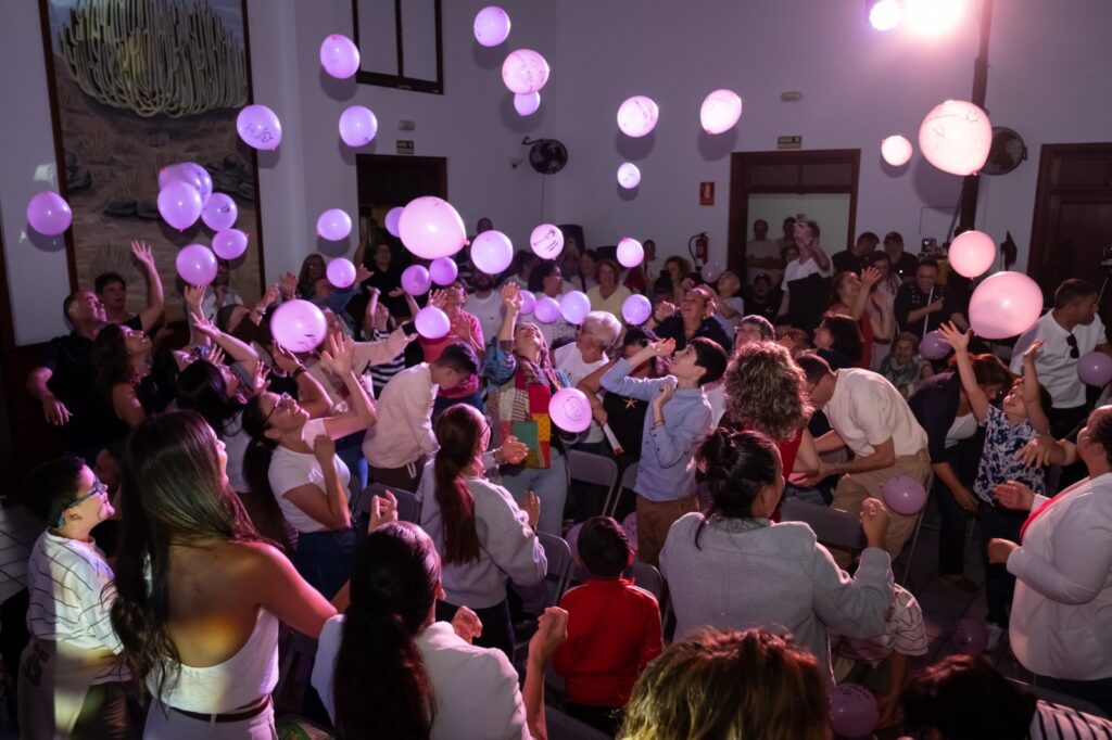 Un grupo de personas en una fiesta.