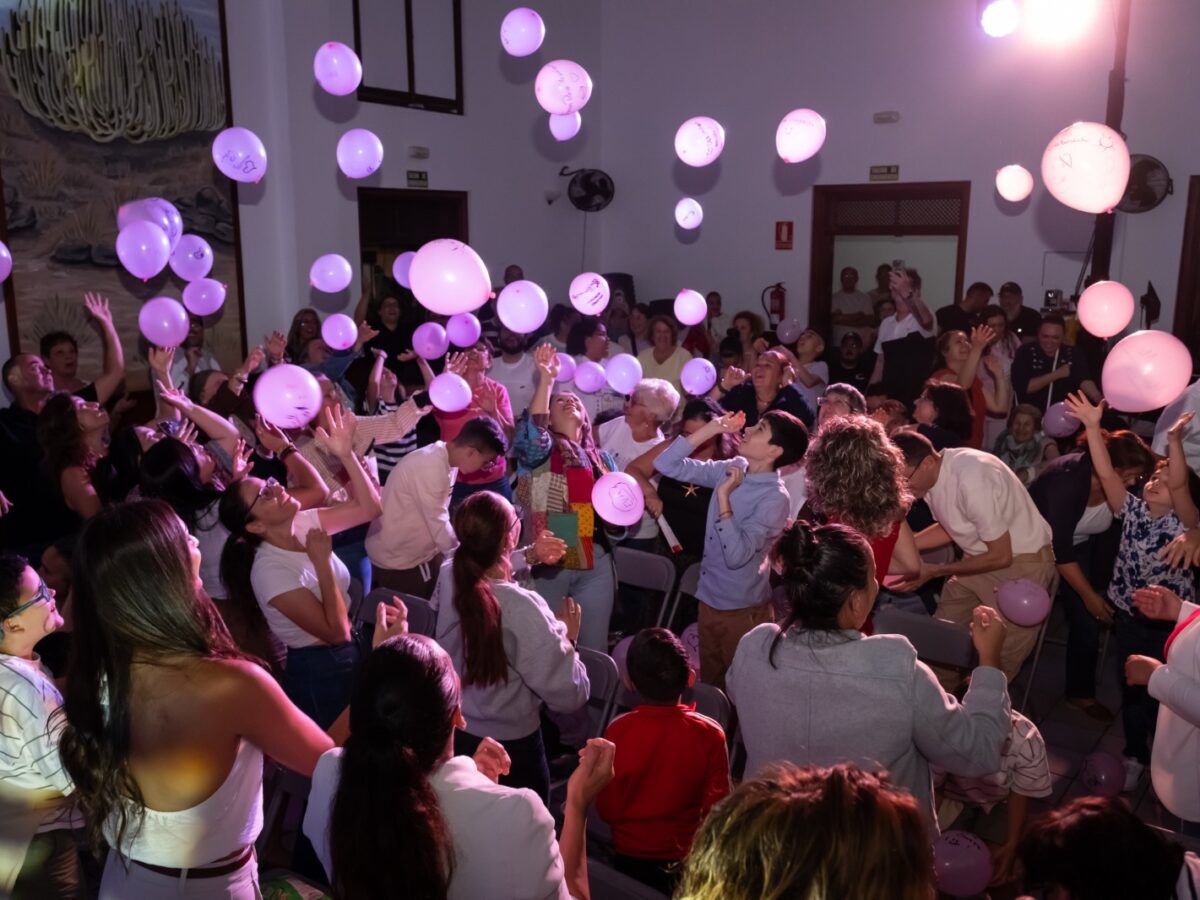 Un grupo de personas en una fiesta.