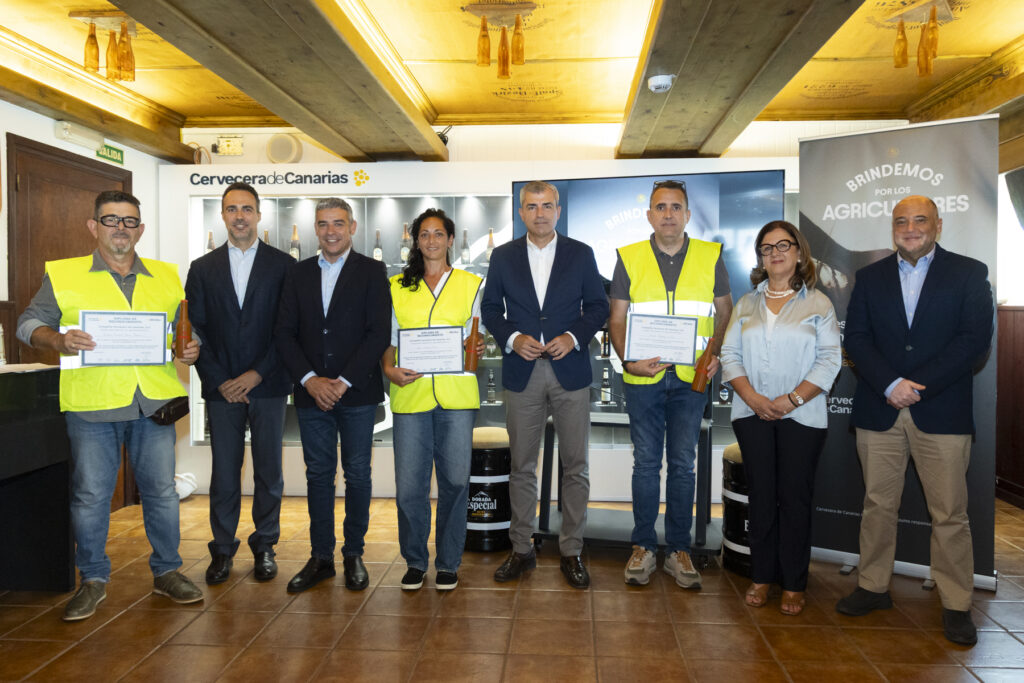 Grupo de personas de pie.