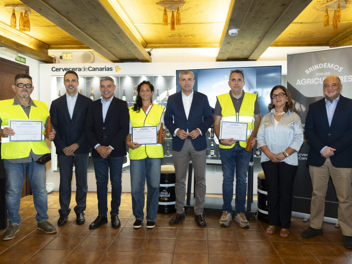Grupo de personas de pie.