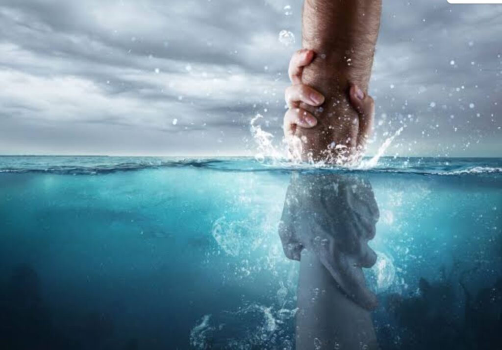 Un hombre parado en un cuerpo de agua.