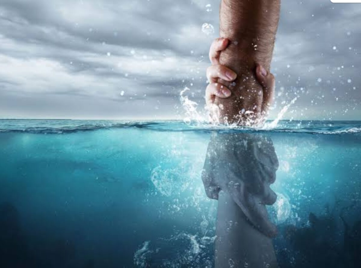 Un hombre parado en un cuerpo de agua.