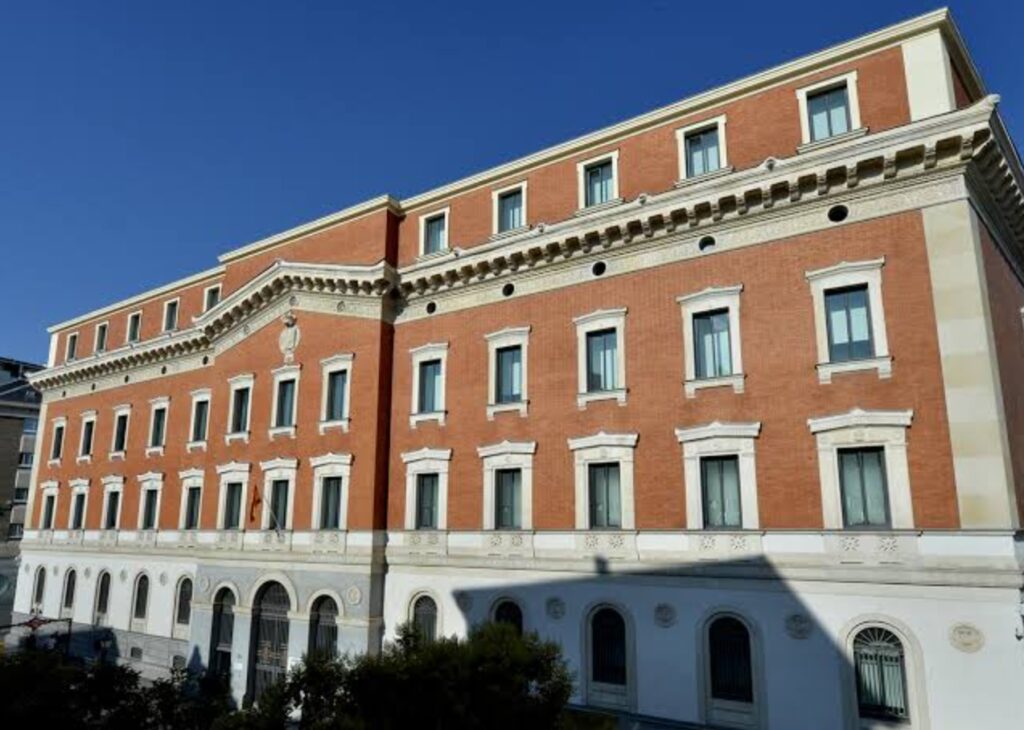 Un edificio de ladrillo.