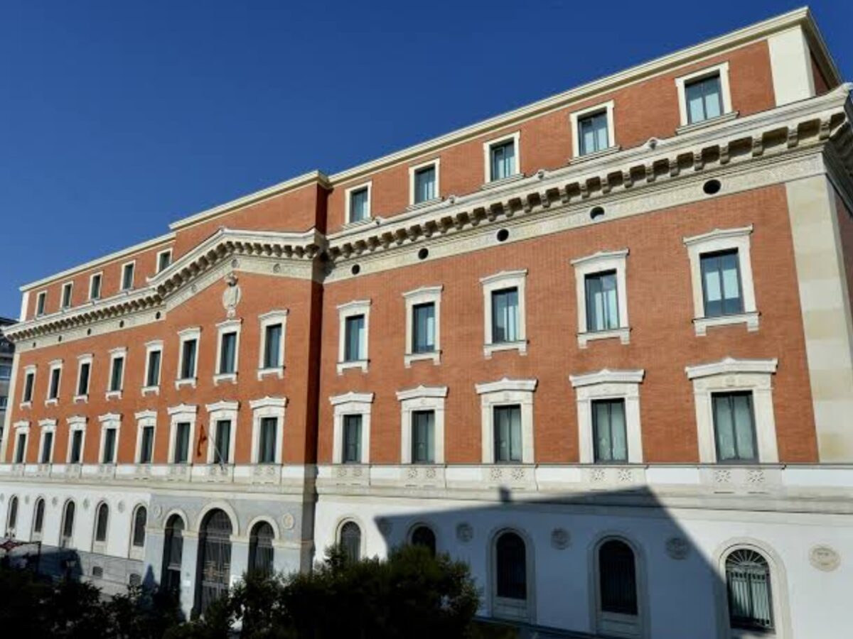 Un edificio de ladrillo.