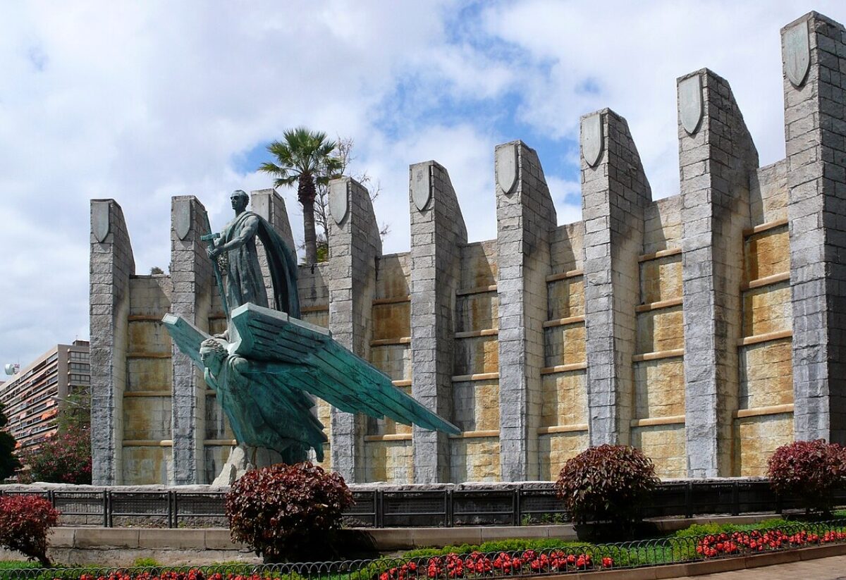 Estatua de una persona en frente de un edificio.