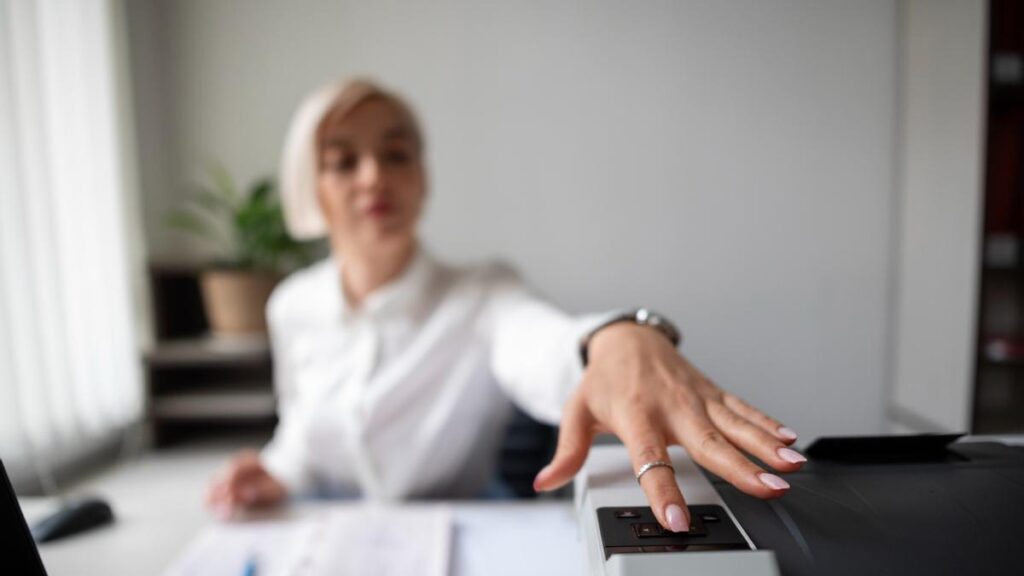 Fichar en el trabajo será digital y obligatorio desde septiembre: así te afecta la nueva ley