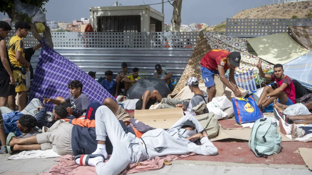 Ceuta, un mes después: 5.000 migrantes en las calles y el malestar que no cesa