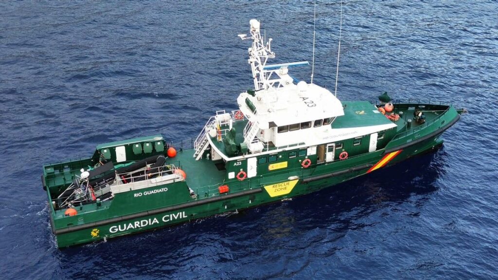 Seis vidas salvadas en el mar: la Guardia Civil rescata una lancha a la deriva en Santa Cruz