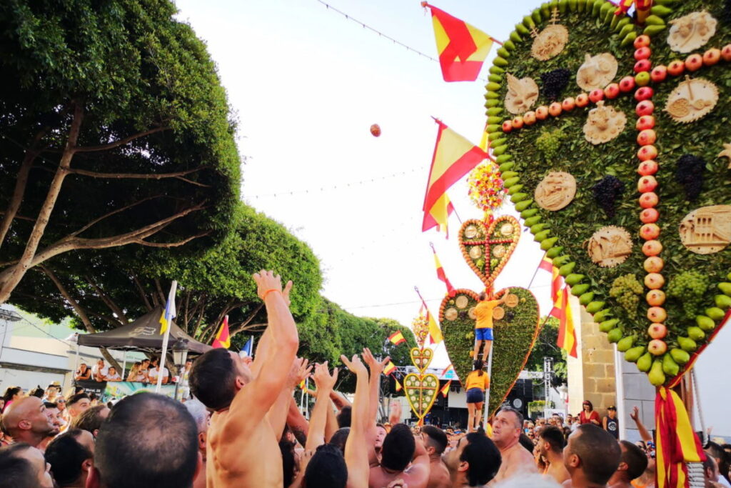 Tejina se viste de fiesta: a qué hora y dónde no perderse el Descuelgue de los Corazones