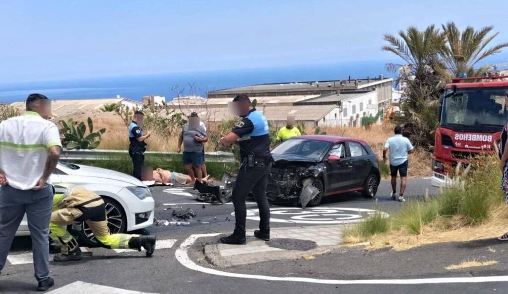 Choque frontal en Santa Cruz: dos coches destrozados y cuatro heridos en la TF-2
