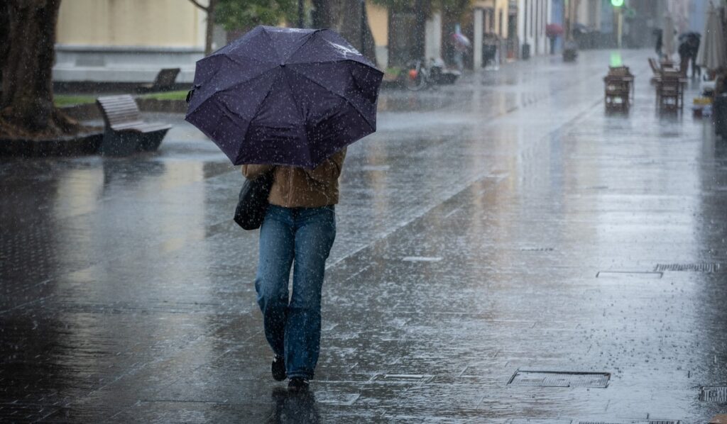 Canarias amanece con lluvias débiles: dónde y a qué hora caerán este domingo