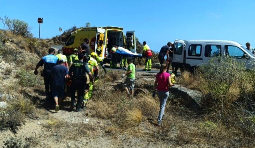 Rescate en Arico: un hombre de 75 años, grave tras caer con su coche por un barranco