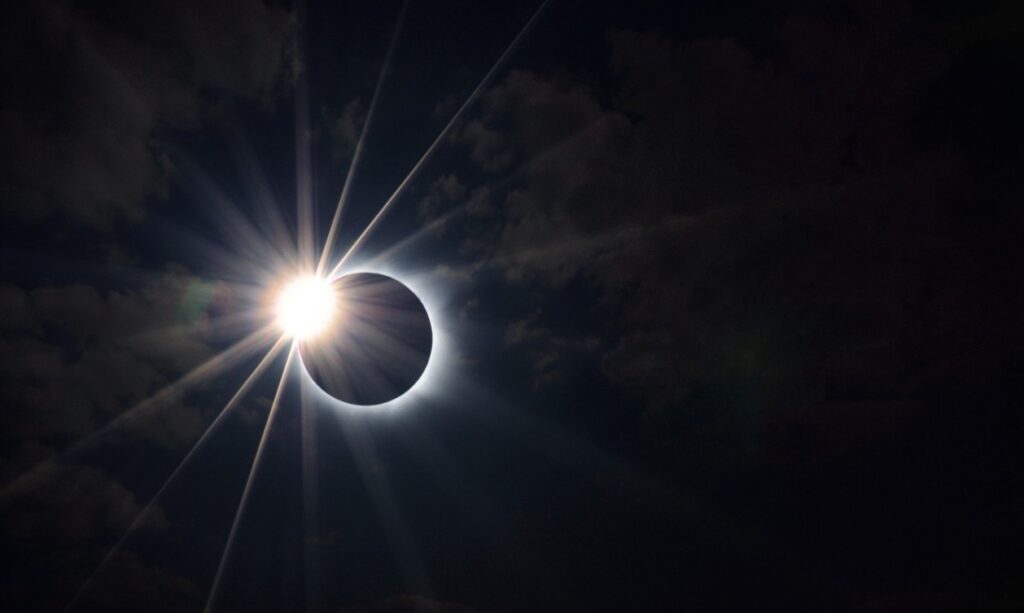 Canarias tendrá la Luna más alta de España durante el eclipse del viernes: la hora clave