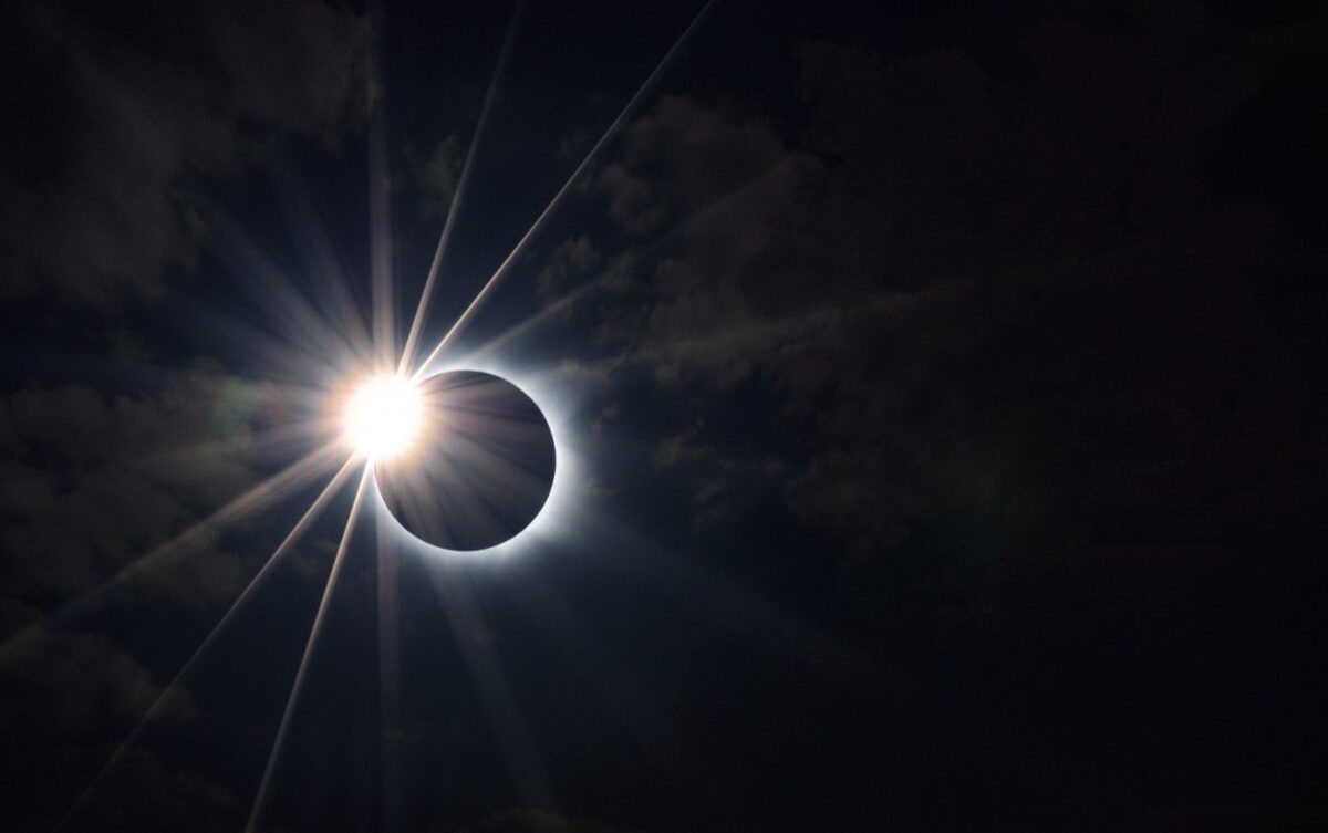 Canarias tendrá la Luna más alta de España durante el eclipse del viernes: la hora clave