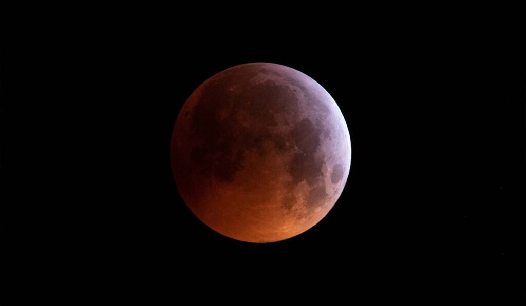 Canarias tendrá la mejor vista de España para el eclipse lunar de este viernes: hora exacta y cómo verlo