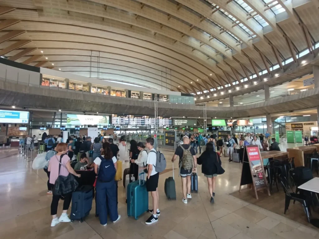 Canarias bate récord con 1.285 vuelos en un solo día: así será el retorno de verano más masivo