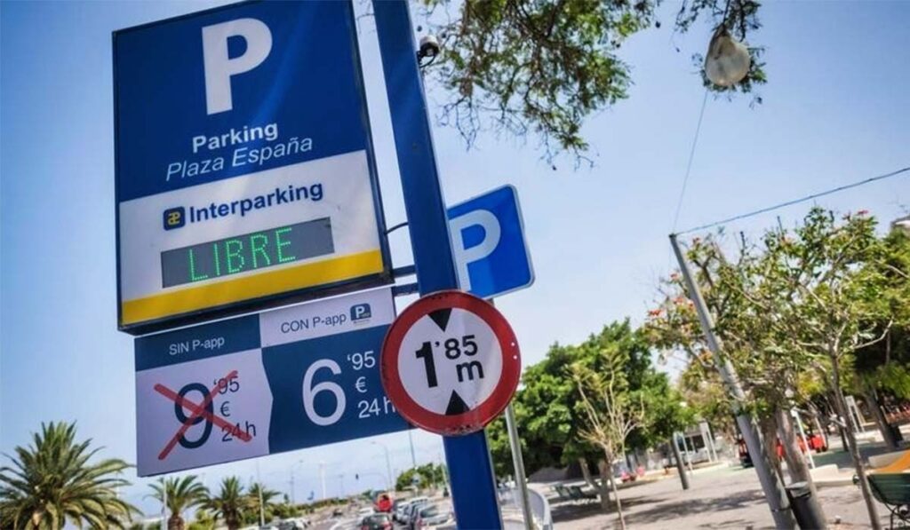 Santa Cruz estrenará paneles en tiempo real para aparcar sin dar vueltas: así funcionará