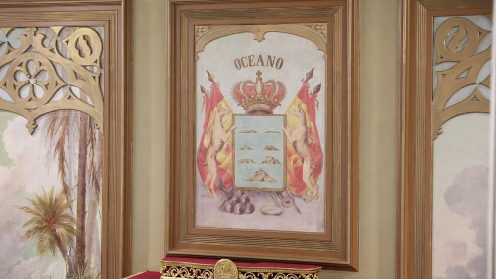 El escudo del Parlamento de Canarias que llevaba 40 años oculto bajo capas de pintura reaparece