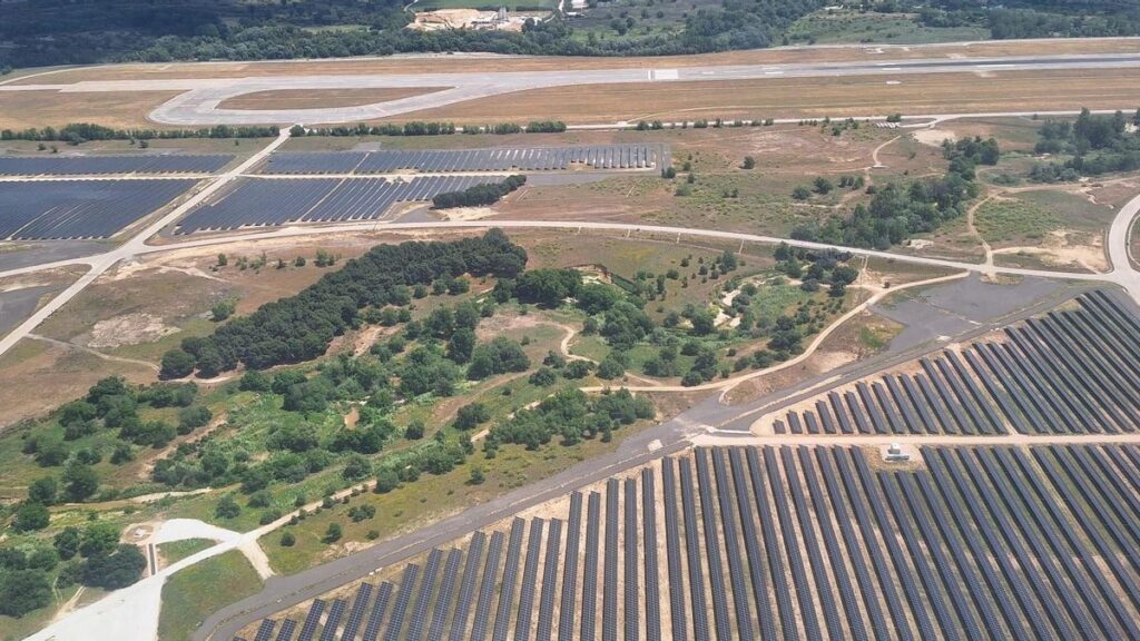 «Horrorizadas»: las víctimas de Spanair exigen retirar las placas solares junto al monumento en Barajas