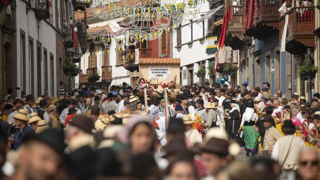 74 años de fe y tradición: así es la Romería del Pino que llena Teror de folclore y solidaridad
