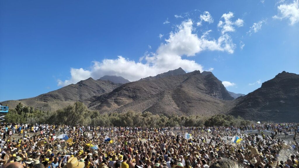 14.000 personas se revuelcan en el barro: así fue El Charco, la fiesta más salvaje de Gran Canaria