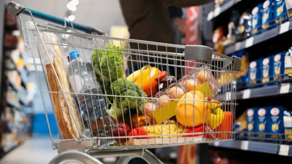 ¿Dónde ahorrar hasta 4.381 euros al año en la cesta de la compra? Las ciudades con los precios más bajos
