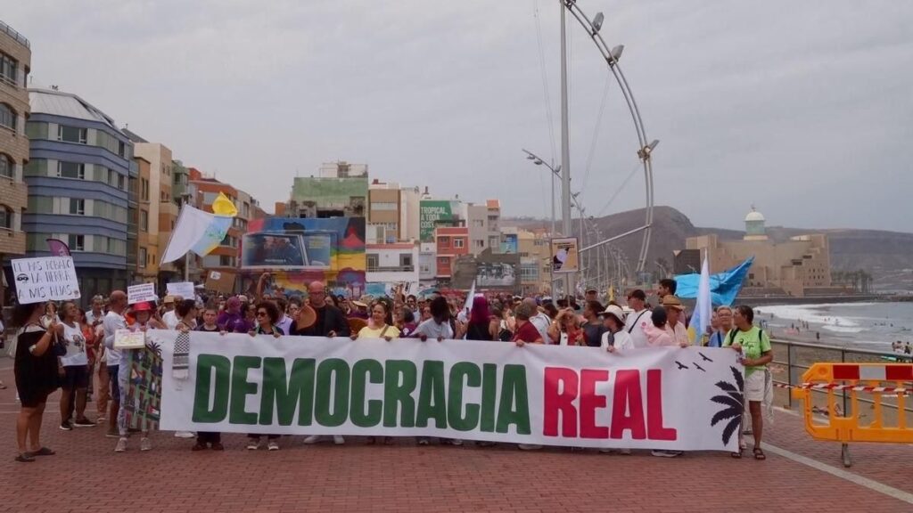 10.000 personas exigen en Las Palmas: «La democracia real no se negocia con desahucios»