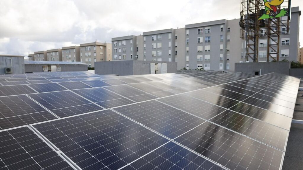 HiperDino instala 4 plantas solares: medio millón de euros para reducir su huella en Canarias