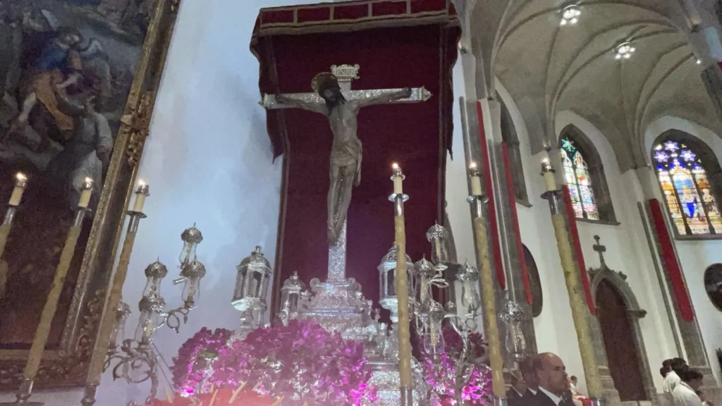 La Laguna vive su día grande: el Cristo regresa a su santuario entre repiques y fuegos