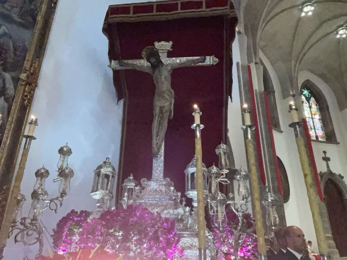 La Laguna vive su día grande: el Cristo regresa a su santuario entre repiques y fuegos