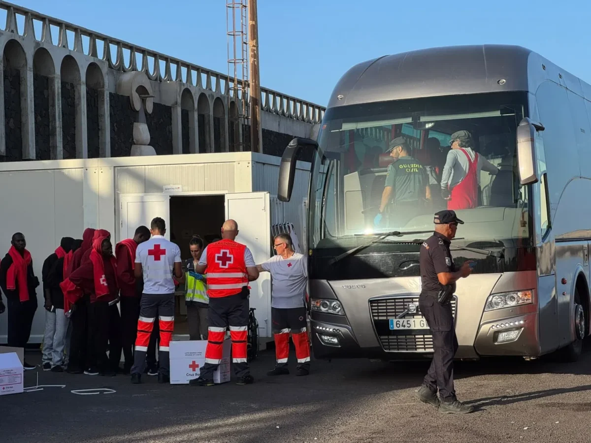 Más de 500 migrantes rescatados en El Hierro en una sola madrugada: el drama que no cesa