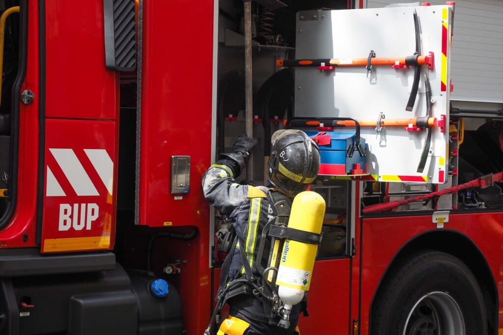 ¿Qué provocó el incendio en un restaurante de Arona que dejó dos jóvenes intoxicados?