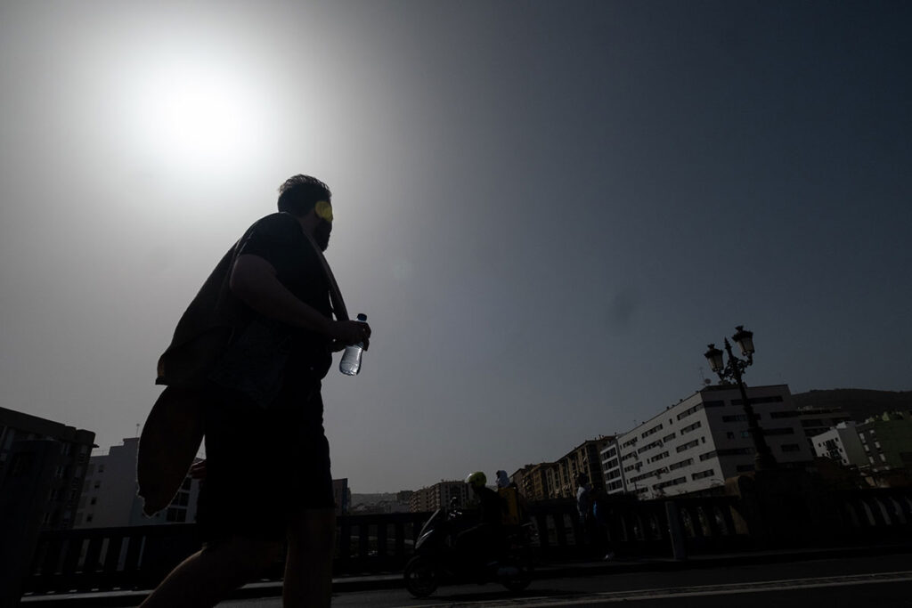 Canarias en alerta: casi 40 grados, calima y riesgo extremo de incendios este martes