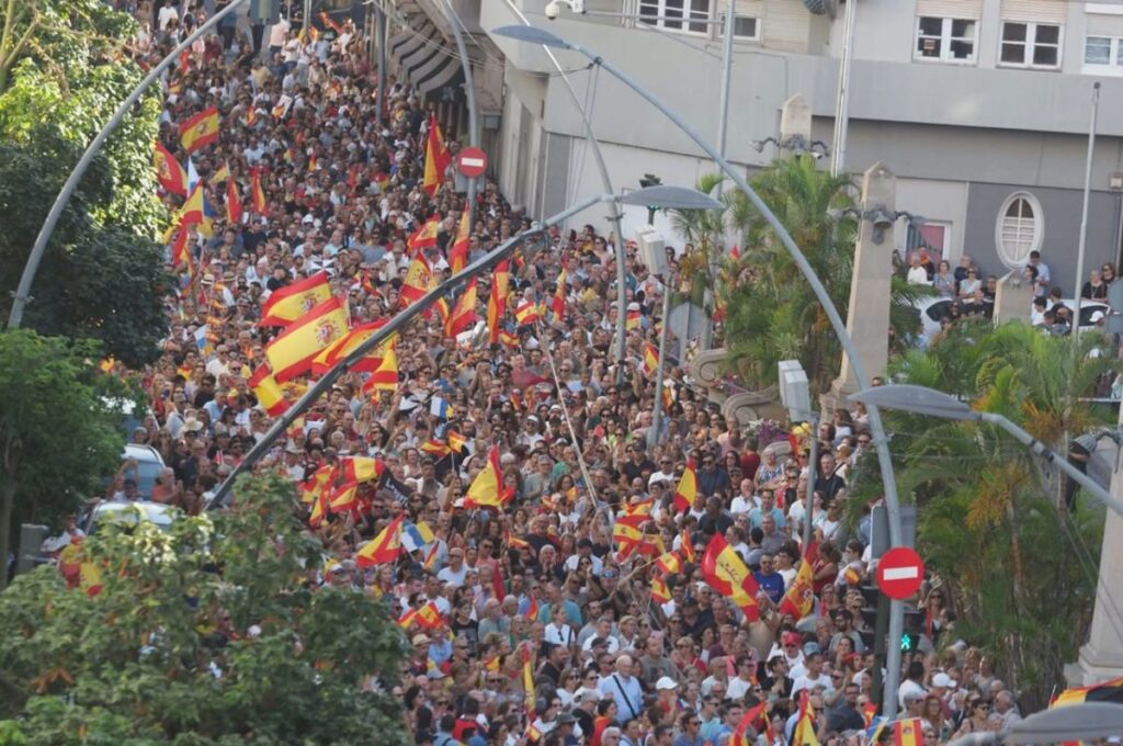 Ceuta recibe el apoyo de Santa Cruz: 80.000 personas en la frontera y un grito por la integridad territorial