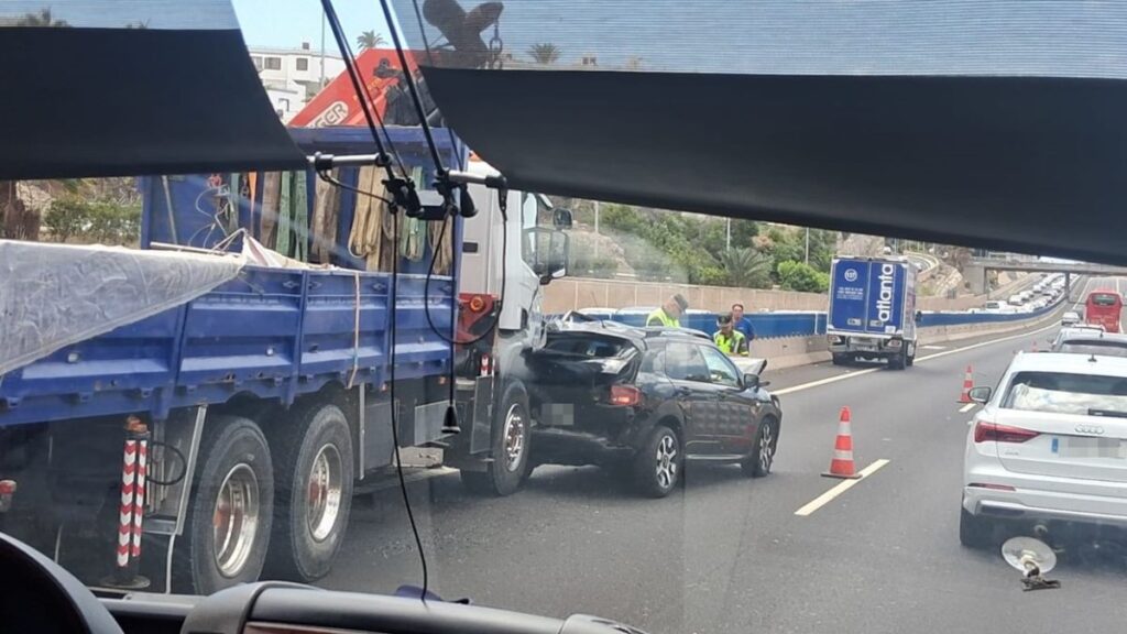 TF-1 colapsada en Adeje: 40 minutos para recorrer tres kilómetros por un choque entre turismo y camión