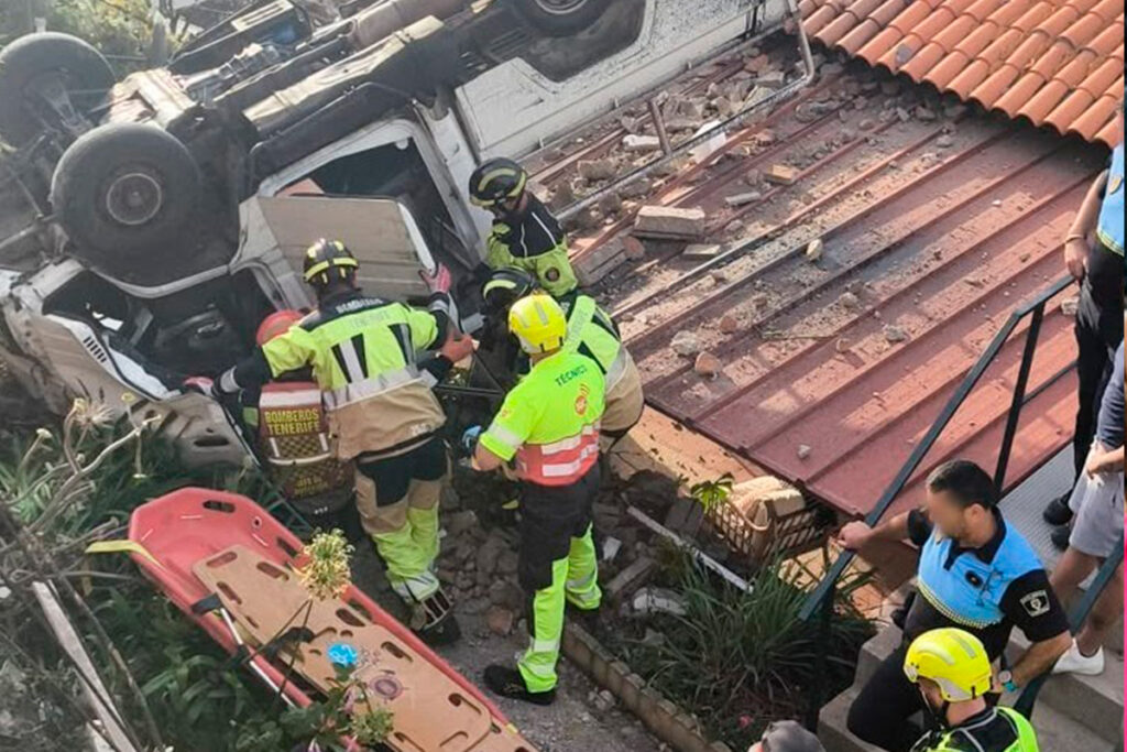 Un coche cae sobre una azotea en Santa Úrsula: herido grave un hombre de 82 años