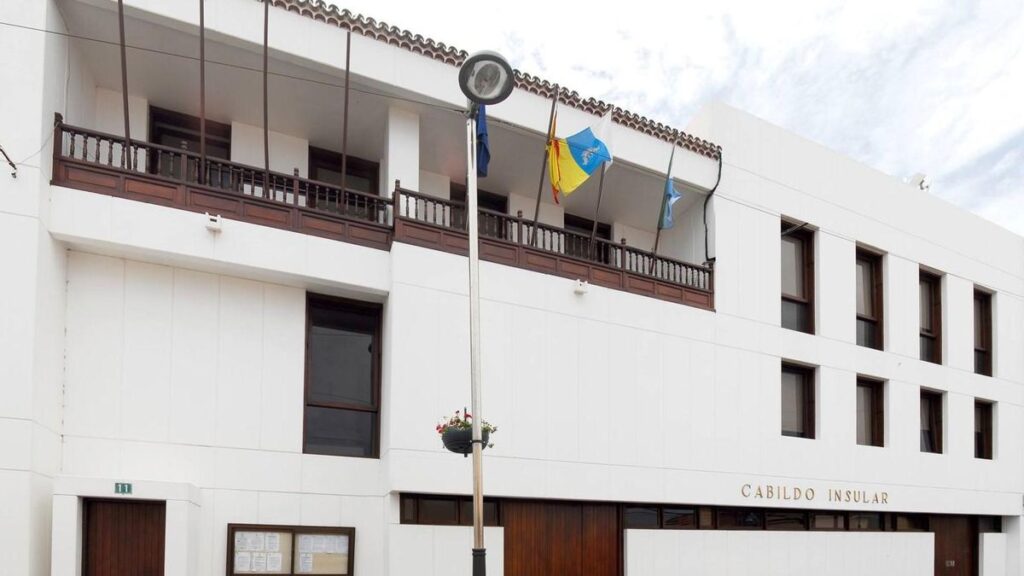 El Cabildo de El Hierro pierde seis directores de área por un fallo judicial: ¿qué pasa ahora?