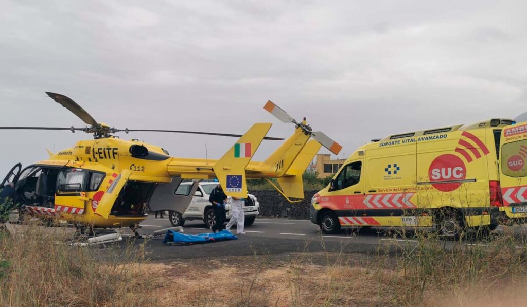 Helicóptero del SUC evacúa a un hombre grave tras caer desde un tejado en El Tanque