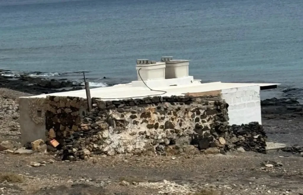 Costas entra hoy en la Cueva de la Negra: ¿derribo o precinto? La familia resiste en Fuerteventura