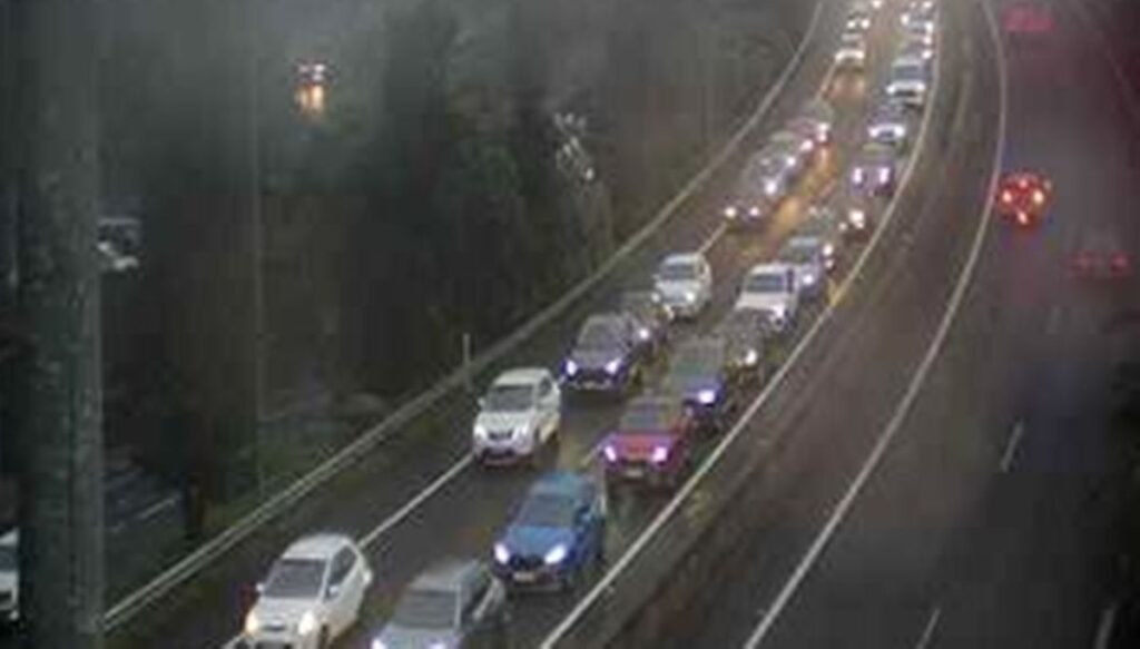 Niebla y lluvia colapsan la TF-5: retenciones de varios kilómetros en el norte de Tenerife