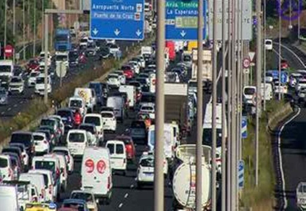 Dos accidentes en la TF-5 dejan al menos un herido y colapsan el norte de Tenerife