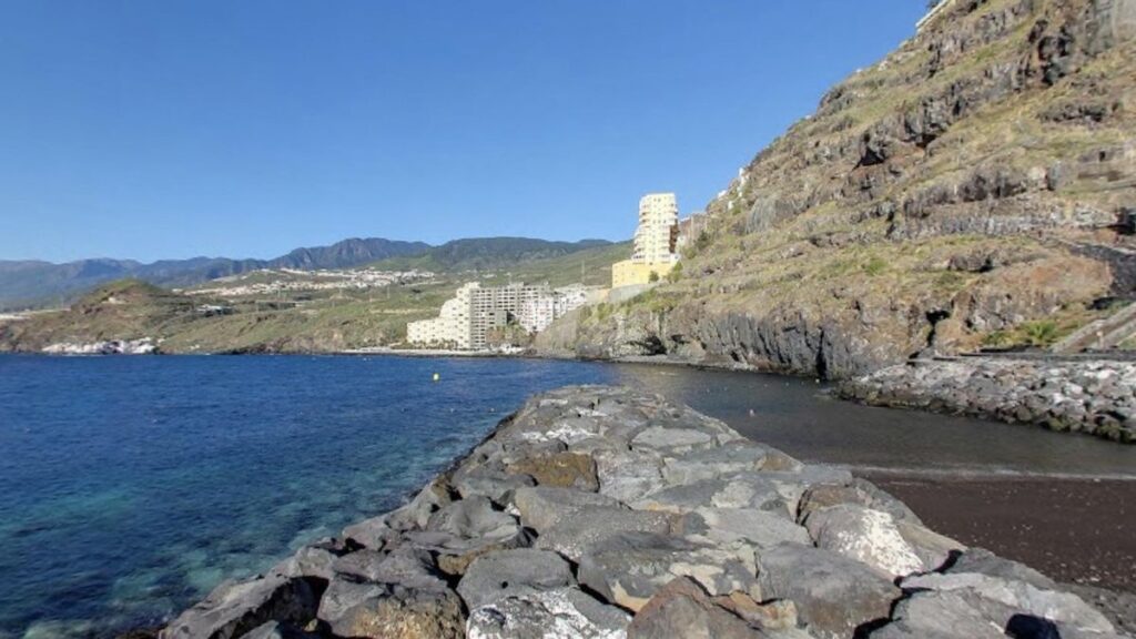 Muere un buceador en Radazul tras sufrir una parada cardiorrespiratoria en el mar