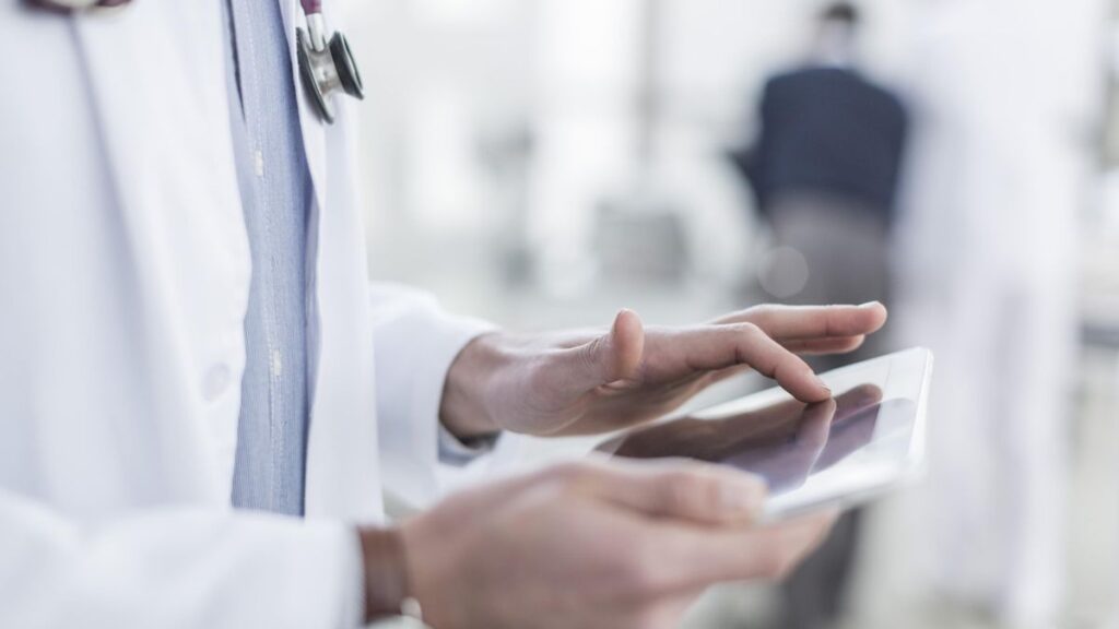 Médicos canarios exigen respeto al criterio clínico tras las críticas de la patronal por las bajas laborales