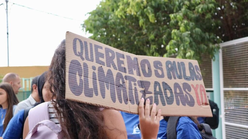 Canarias tendrá un plan climático para las aulas: 925 centros con sombra y aire acondicionado en seis meses